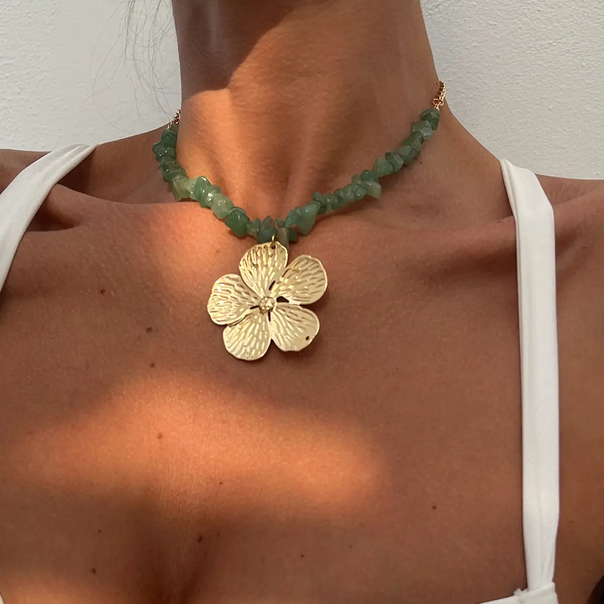 Boho Irregular Natural Green Crushed Stone Choker Necklace, Electroplated Alloy Textured Metal Flower Pendant Retro Literary Women Collarbone Jewelry