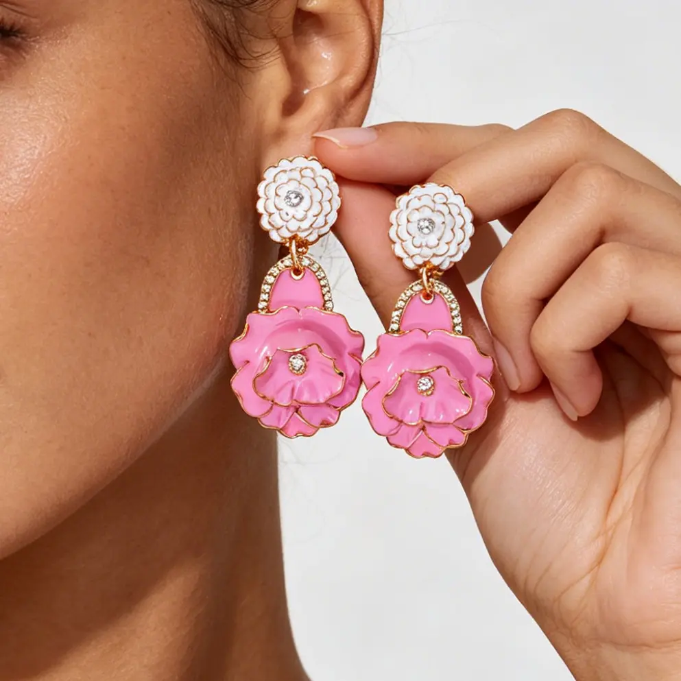 Material Performance: Solid zinc alloy flower frame, glossy uniform drip enamel coating, clear sparkling rhinestones, sturdy bend-resistant iron ear pins Structure Design: Double-layer vertical drop structure, small top flower + rhinestone link + large three-dimensional rose pendant Enamel Craft: Smooth full-color glaze filling, distinct petal contour golden metal edging, long-lasting bright color without fading Silhouette Advantage: Oversized vertical layered floral shape, visually lengthen neck lines and brighten facial makeup Wearing Comfort: Well-balanced lightweight integrated molding, no heavy dragging pressure on earlobes for all-day wear Color Selection: Five high-saturation dopamine bright tones to match all summer holiday and casual wardrobes Craftsmanship: Secure welded connecting links, firmly set rhinestones, seamless polished metal edges without burrs Wearing Structure: Dangle drop stud earrings, simple to put on and take off for daily & party styling Styling Positioning: Luxury ZA-style dopamine multi-layer enamel flower statement earrings, multi-scene beach commute party fashion ear jewelry Applicable Matching: Linen resort dresses, bikini cover-ups, silk camisoles, vintage blouses and romantic date outfits