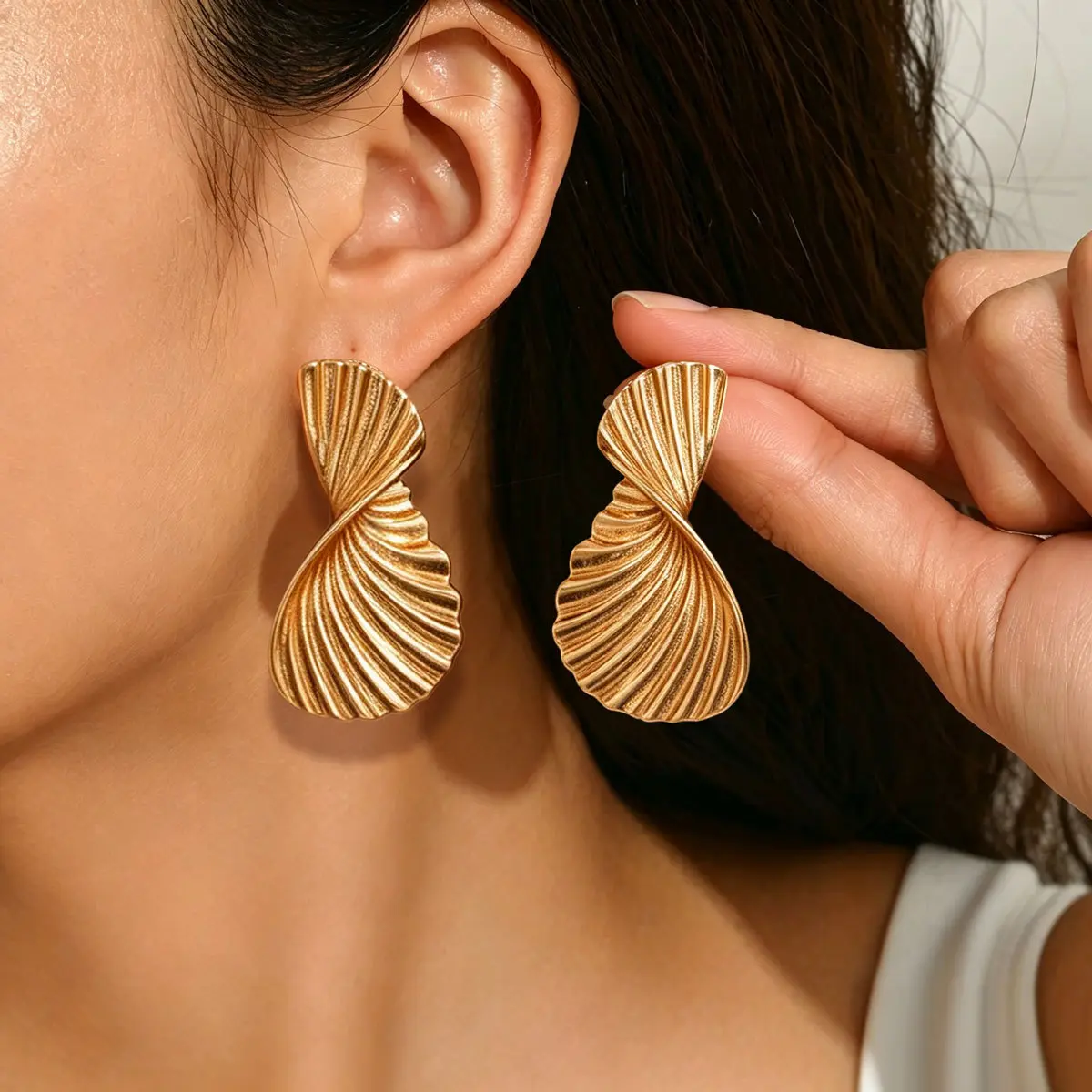 Twisted Shell Ribbed Drop Earrings, 14K Gold Plated Geometric Fan Dangle Studs, Vintage Textured Metal Statement Earrings for Women, Minimalist Luxury Commuter Jewelry