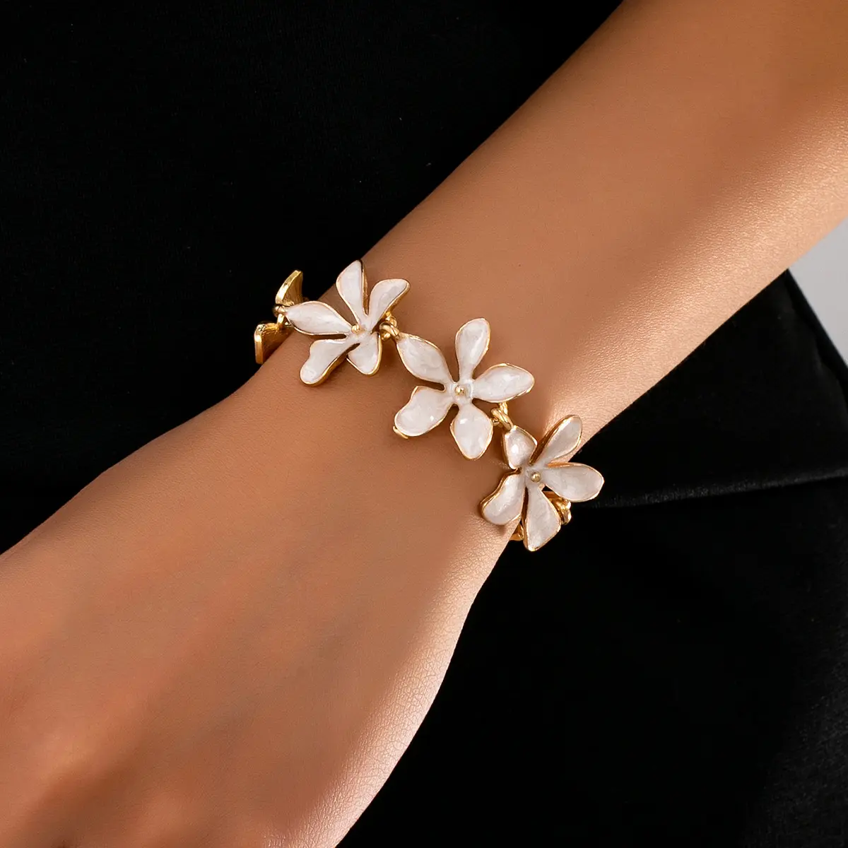 Vintage 3D White Enamel Flower Link Bracelet, Electroplated Zinc Alloy Minimal Fashion Commute Women Gold Floral Wrist Jewelry