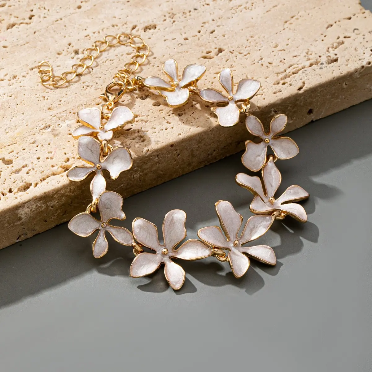 Vintage 3D White Enamel Flower Link Bracelet, Electroplated Zinc Alloy Minimal Fashion Commute Women Gold Floral Wrist Jewelry