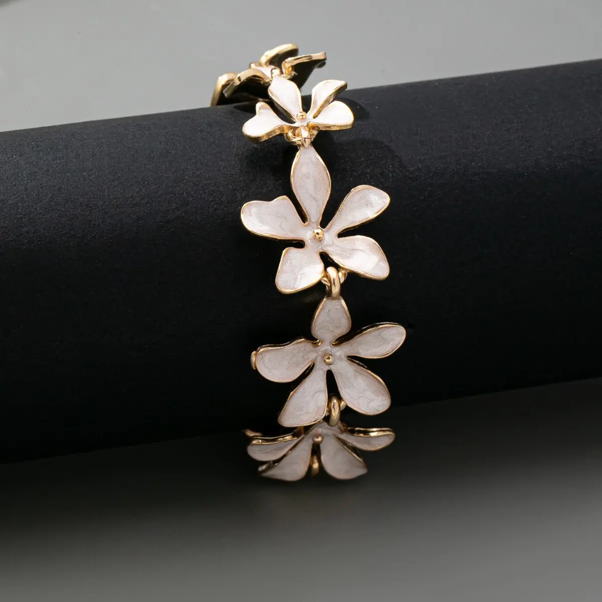 Vintage 3D White Enamel Flower Link Bracelet, Electroplated Zinc Alloy Minimal Fashion Commute Women Gold Floral Wrist Jewelry