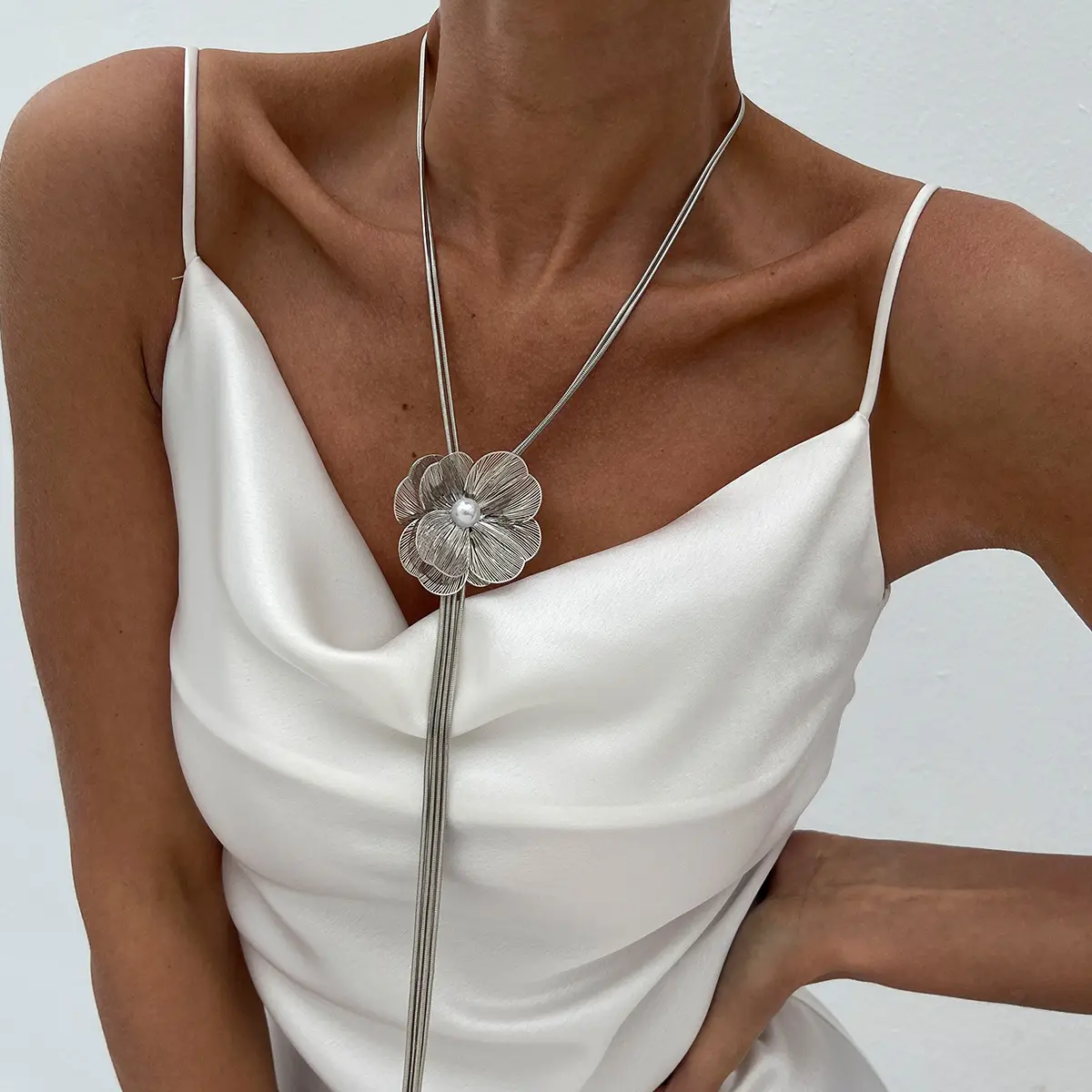 Elegant Floral Faux Pearl Slide Lariat Necklace, Electroplated Metal Snake Chain High-End Tassel Long Collarbone Jewelry for Women Fashion Commute