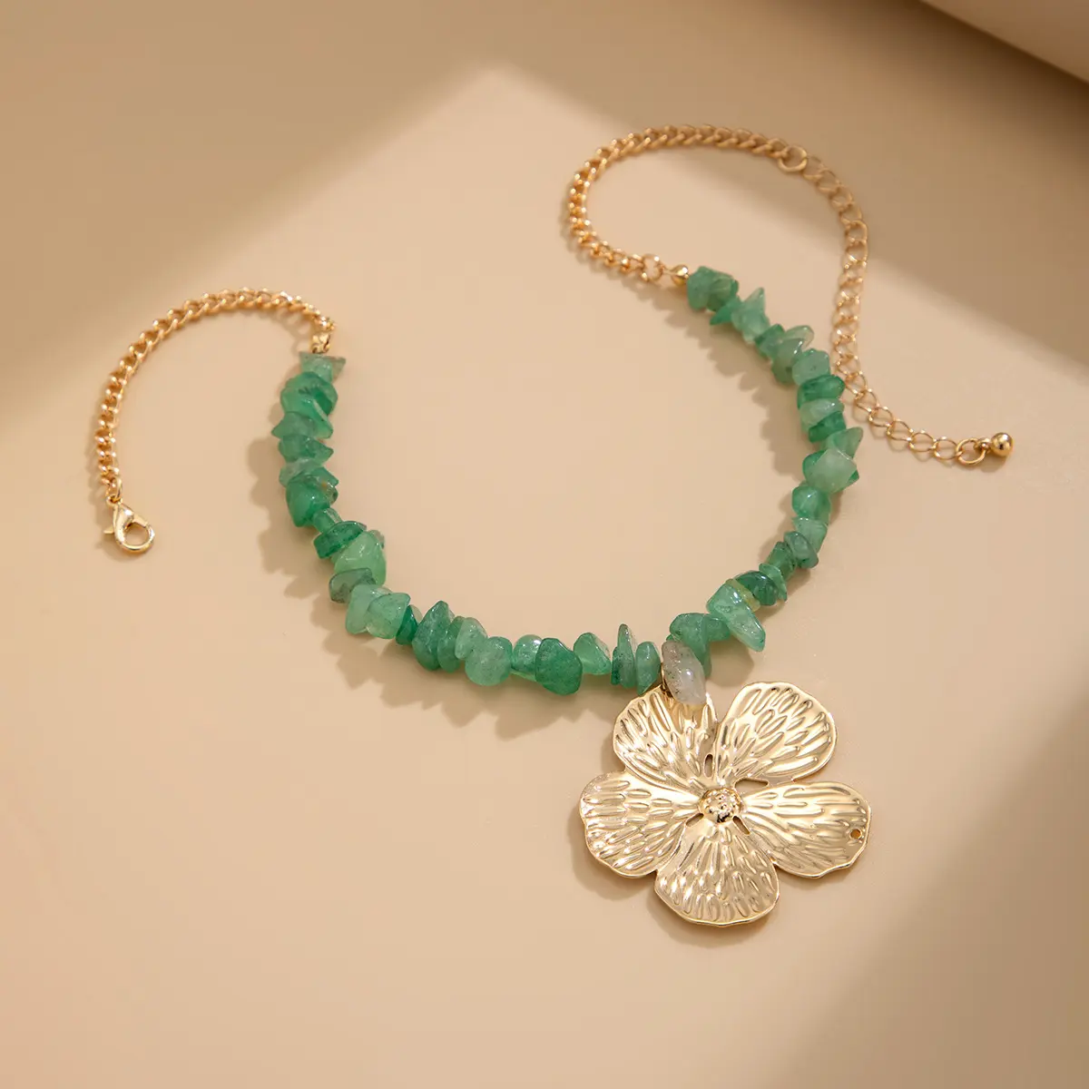 Boho Irregular Natural Green Crushed Stone Choker Necklace, Electroplated Alloy Textured Metal Flower Pendant Retro Literary Women Collarbone Jewelry