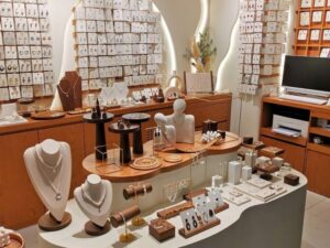 China-sourced fashion accessories, jewelry, gifts, and custom OEM services